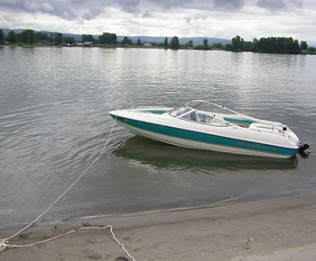 How to Anchor Your Boat at a Beach